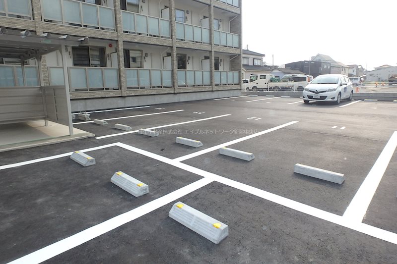 プレイス女池 駐車場