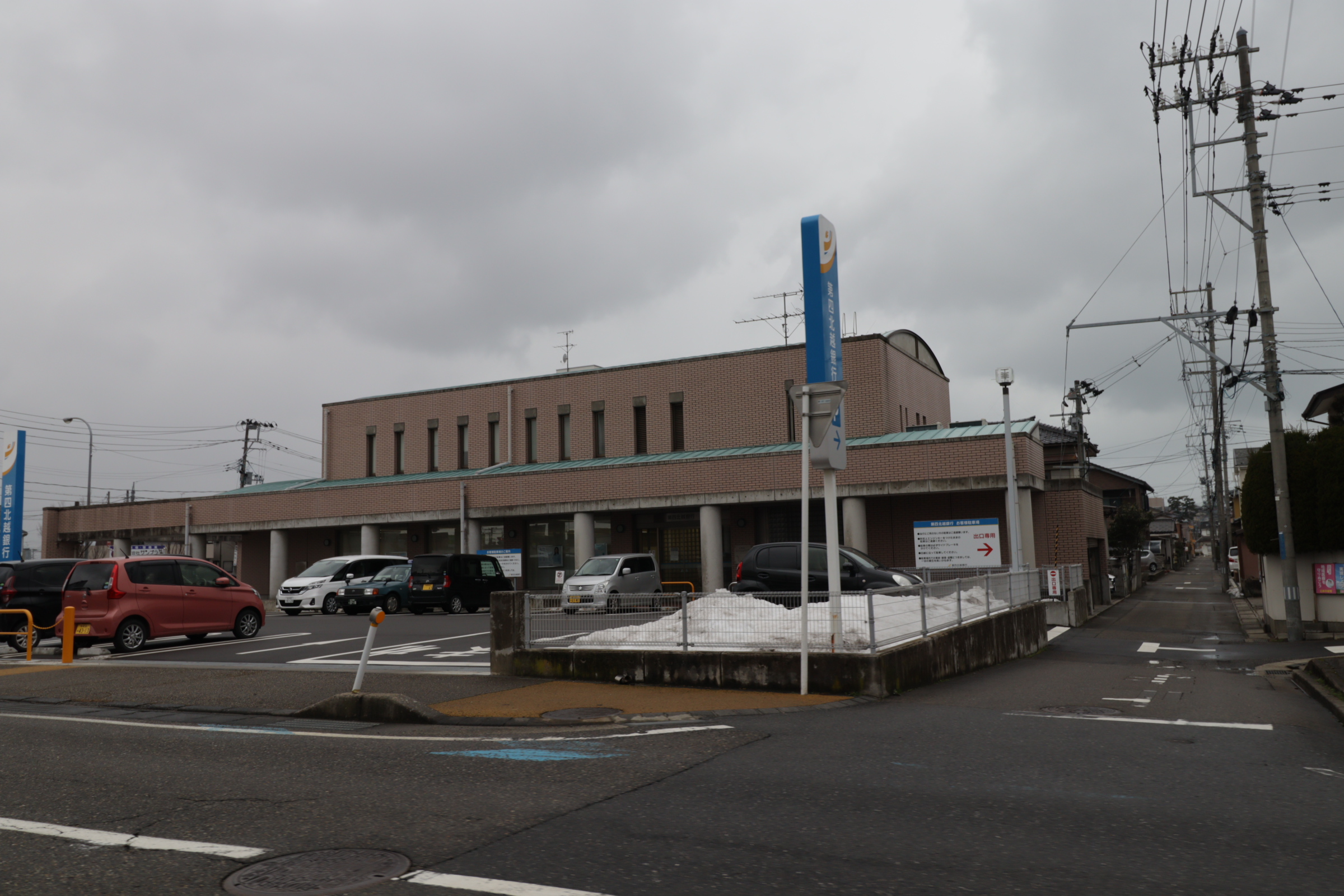 コンフォール坂井 銀行