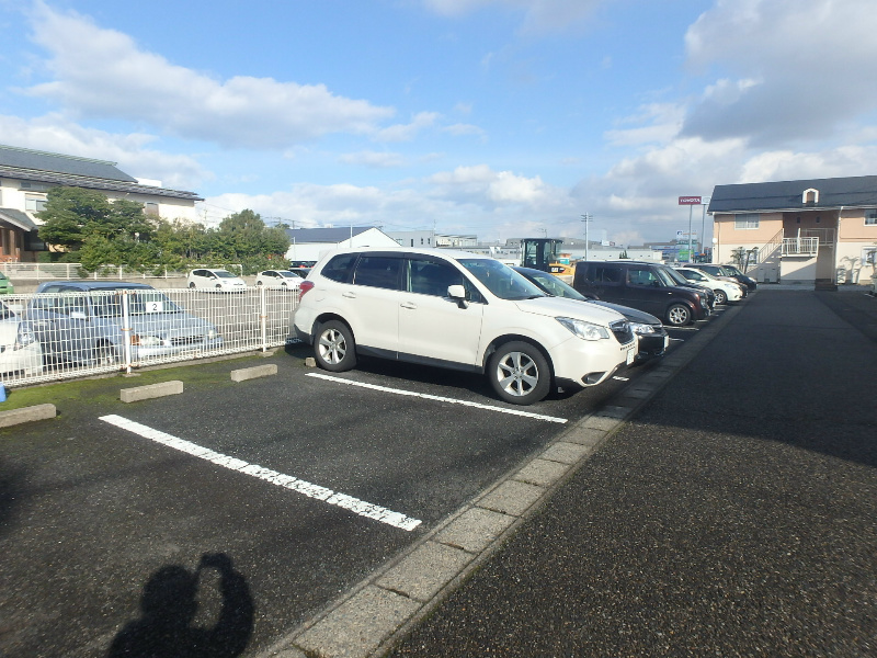 シャンブル桜木B棟 駐車場