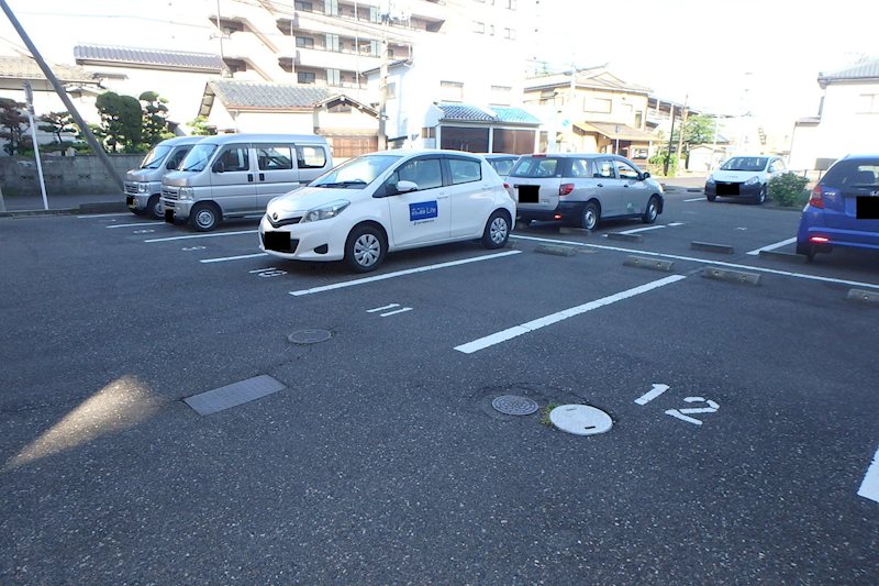 メイプルコートウエダ 駐車場