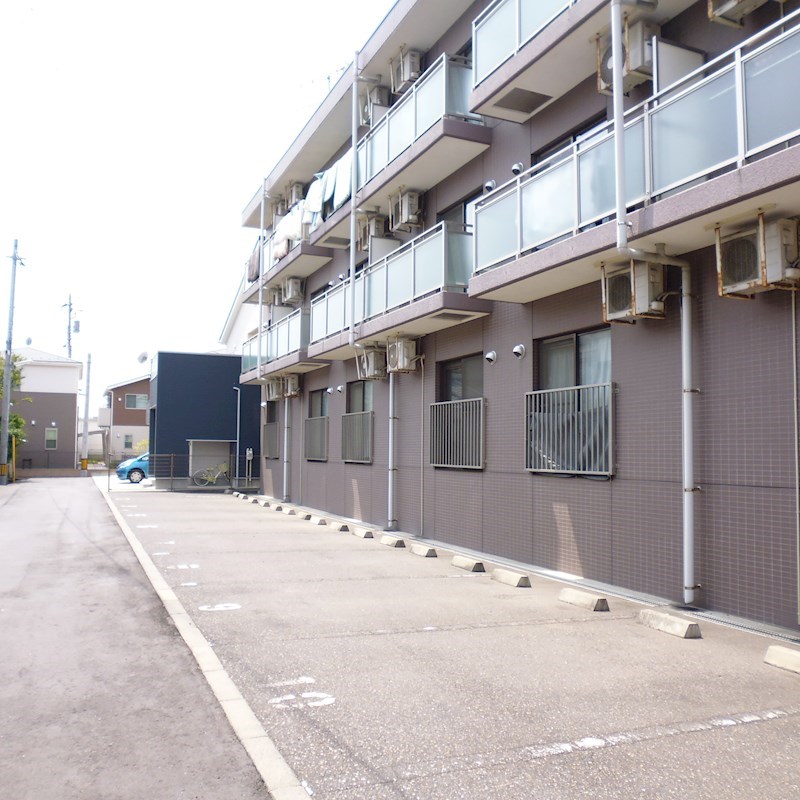 ウイロー東出来島 駐車場
