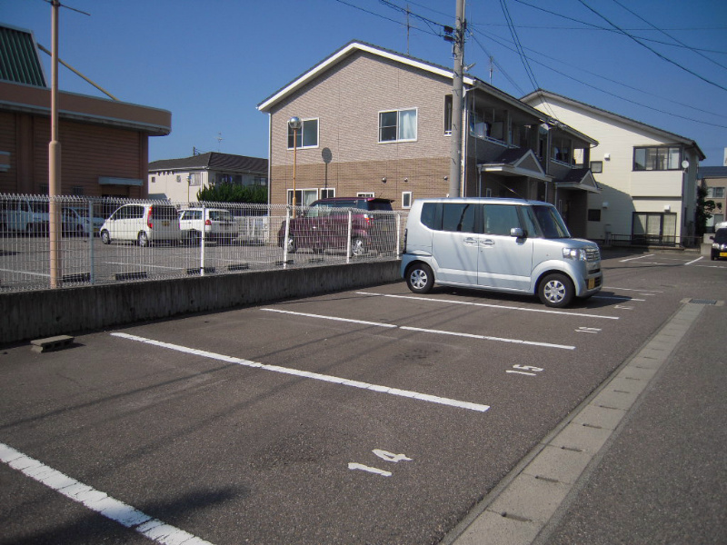ラシーヌ・モモⅡ 駐車場