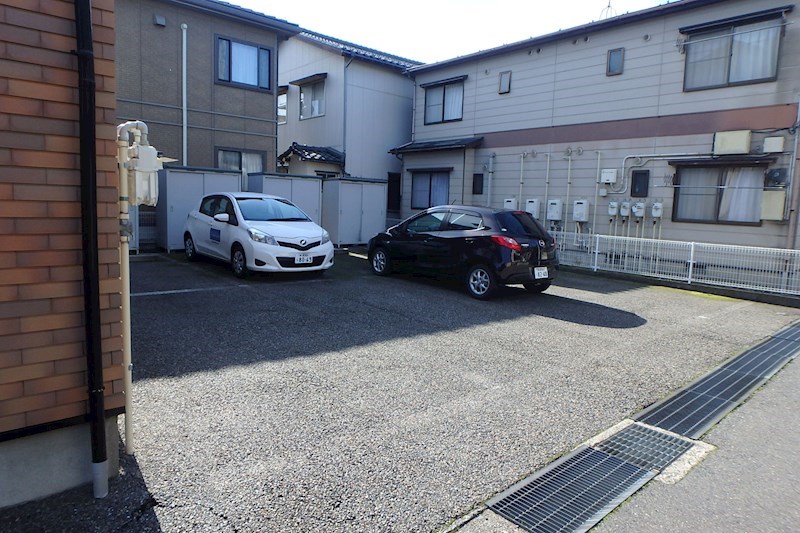 ロイヤル・コート藤D棟 駐車場